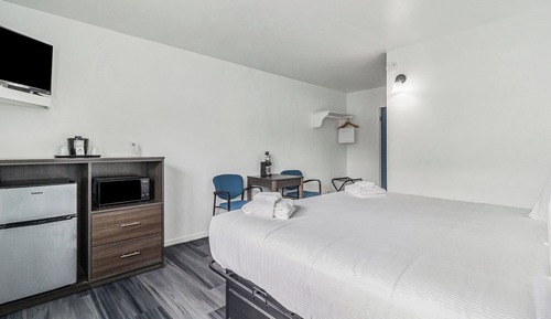 Economy Room, 1 King Bed