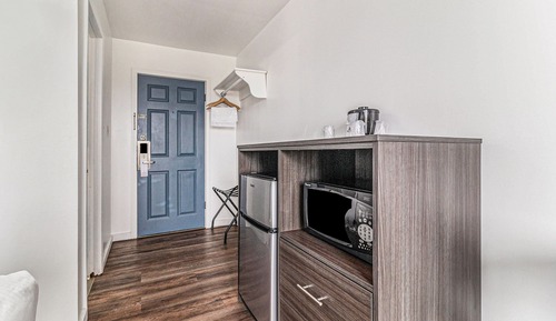 Economy Room, 1 Queen Bed, Patio, Lake View