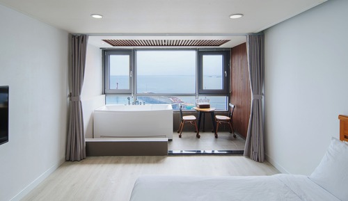 Felice Room (2nd floor)