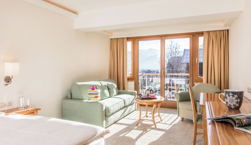 Deluxe Room, 1 King Bed, Partial Lake View