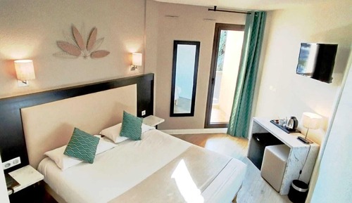 Double Room, City side