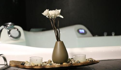 Deluxe Suite with Spa Bath