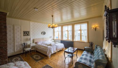 Corner Suite with Shared Bathroom
