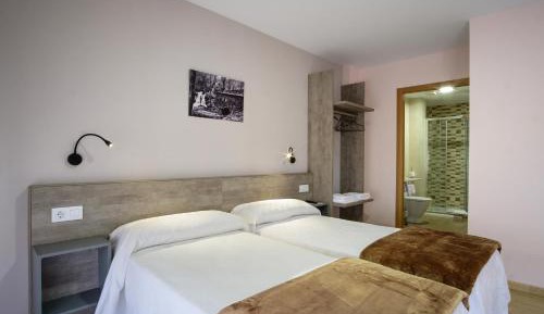 Twin Room with Private Bathroom