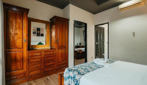 Deluxe Room (2 Adults + 1 Child)