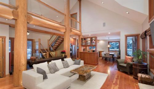 Apartment with Mountain View