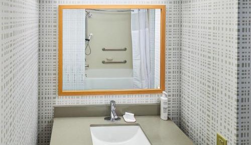 King Room with Accessible Tub - Mobility and Hearing Access/Non-Smoking