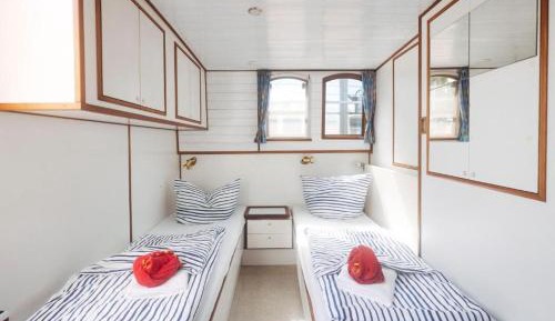 Cabin charter sleep in the Harbour
