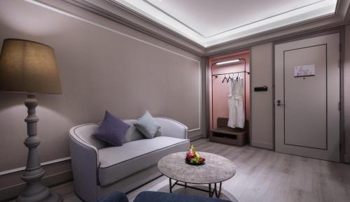 Honorable Queen Room