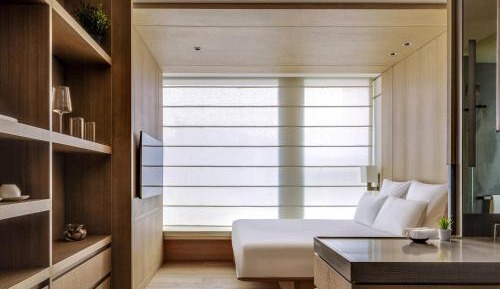 Superior King Room with City View