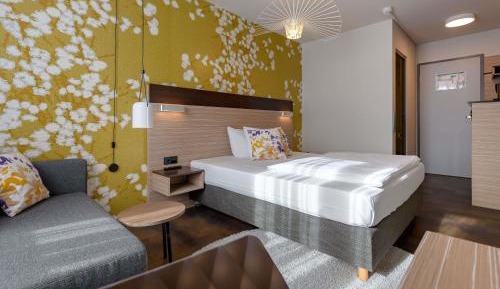 Double Room with Queen-size bed and Couch