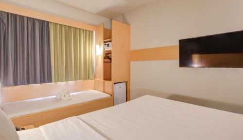 Standard Room with One Double Bed and One Single Bed