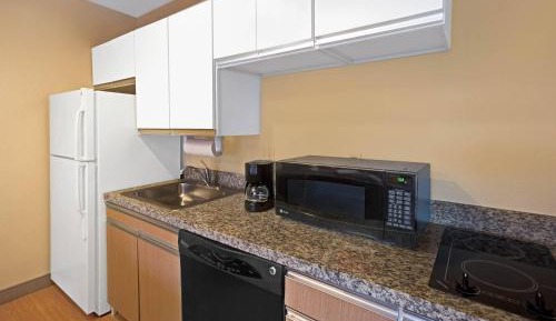 Queen Room with Roll-In Shower and Sofabed - Accessible/Non Smoking