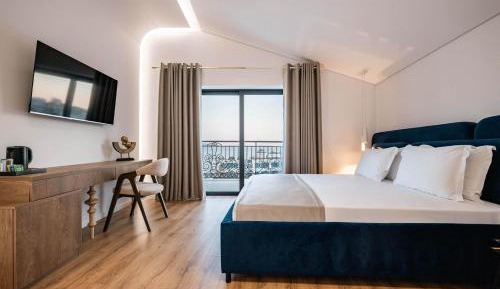 Deluxe Suite with Balcony