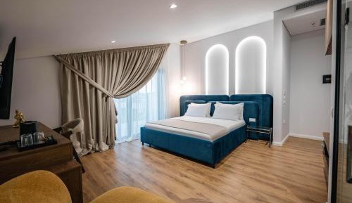 Deluxe Suite with Sea View and Balcony