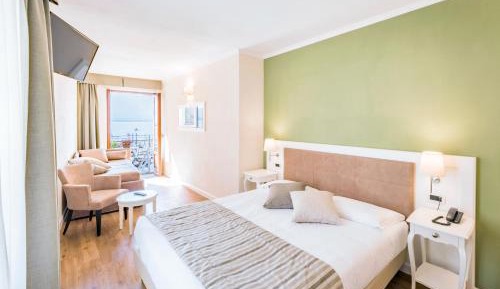 Triple Room with Balcony and Lake View