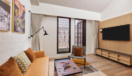 Superior King Suite with City View