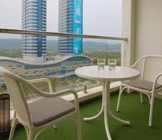 Two-Bedroom Deluxe Apartment with Balcony