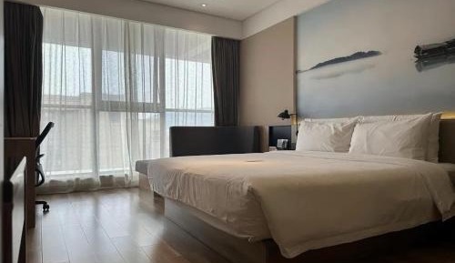 Deluxe Queen Room
