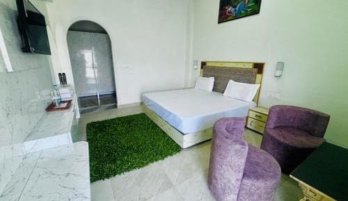 Deluxe Double Room (2 Adults + 1 Child)