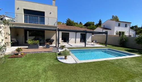 Queen Room with Pool View