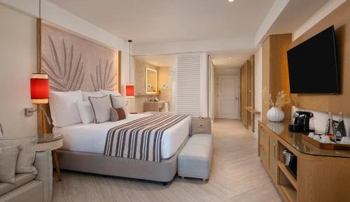 Preferred Club Junior Suite Partial Ocean View King Bed