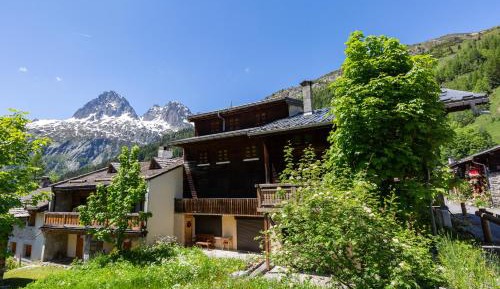 Apartment with Mountain View