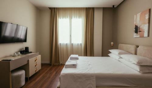 Deluxe Queen Room