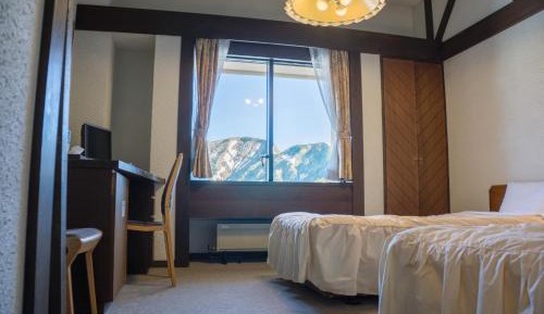 Standard Twin Room with Mountain View