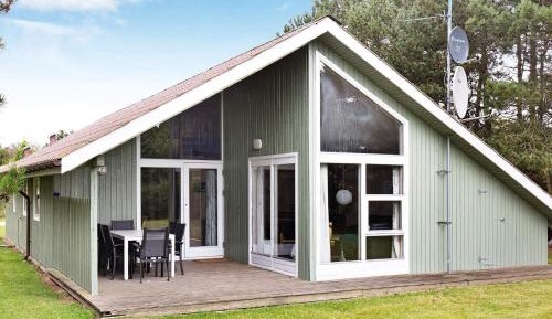 Three-Bedroom Holiday Home 