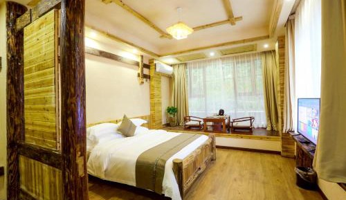 Deluxe Double Room (2 Adults + 1 Child)