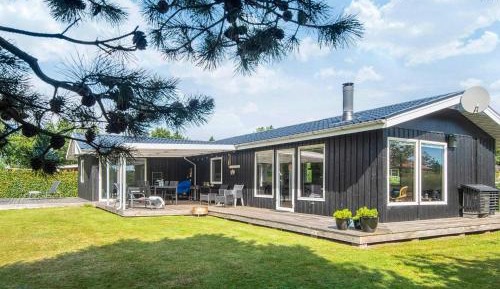 Three-Bedroom Holiday Home 