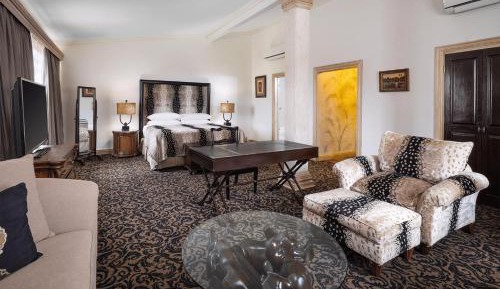 King Suite with Spa Bath, Sitting Area, Dining Area, Wet Bar and Marble Bathroom - Non-Smoking