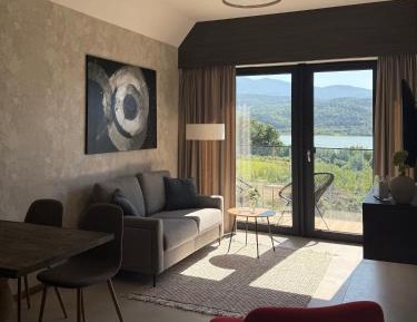 One-Bedroom Apartment with Lake View