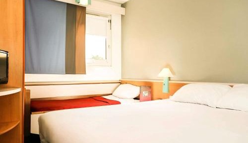 Standard Room with One Double Bed and One Single Bed