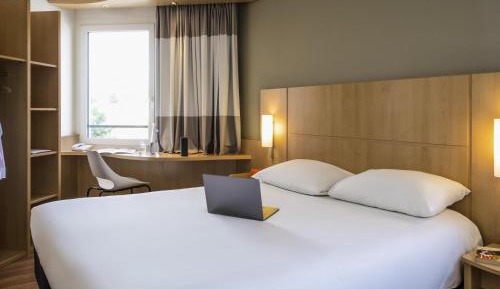 Standard Room with 1 Double and 1 Single Bed