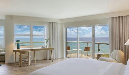 Large Balcony, Larger Guest room, 1 King, Oceanfront, Corner room