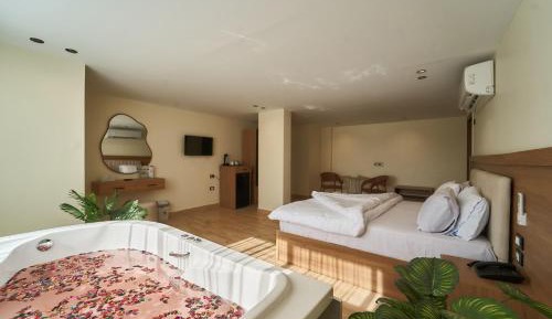 Queen Suite with Spa Bath
