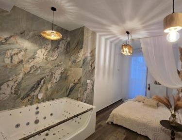 Studio with Spa Bath