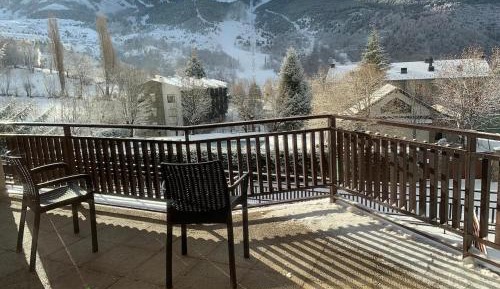 Apartment with Mountain View