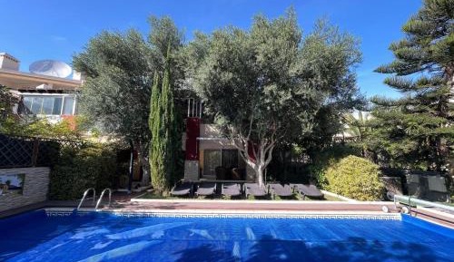Villa with Garden View