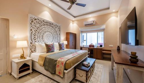 Premium Room: Enjoy Pandit-led Welcome Ceremony, Morning Havan in the courtyard, Holi Dip in the Ganges, Evening Hi-Tea, Live Music, Ganga Aarti experience by Boat, Live Banarasi Paan experience and more