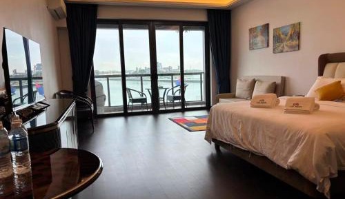One-Bedroom Apartment with Bay View
