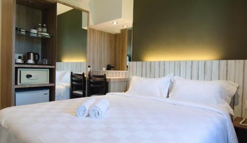 Standard Queen Room