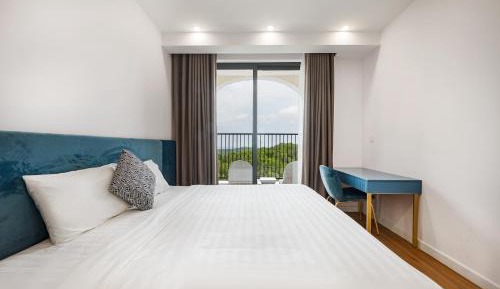 Three-Bedroom Apartment with Mountain View