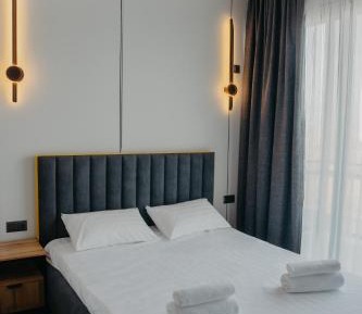Deluxe One-Bedroom Apartment with Harbor View