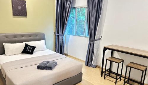Double Room with Private Bathroom with window