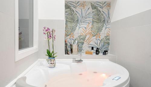 Studio with Spa Bath