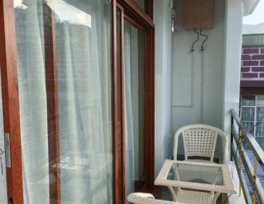 Apartment with Mountain View