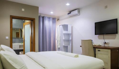 Deluxe Queen Suite